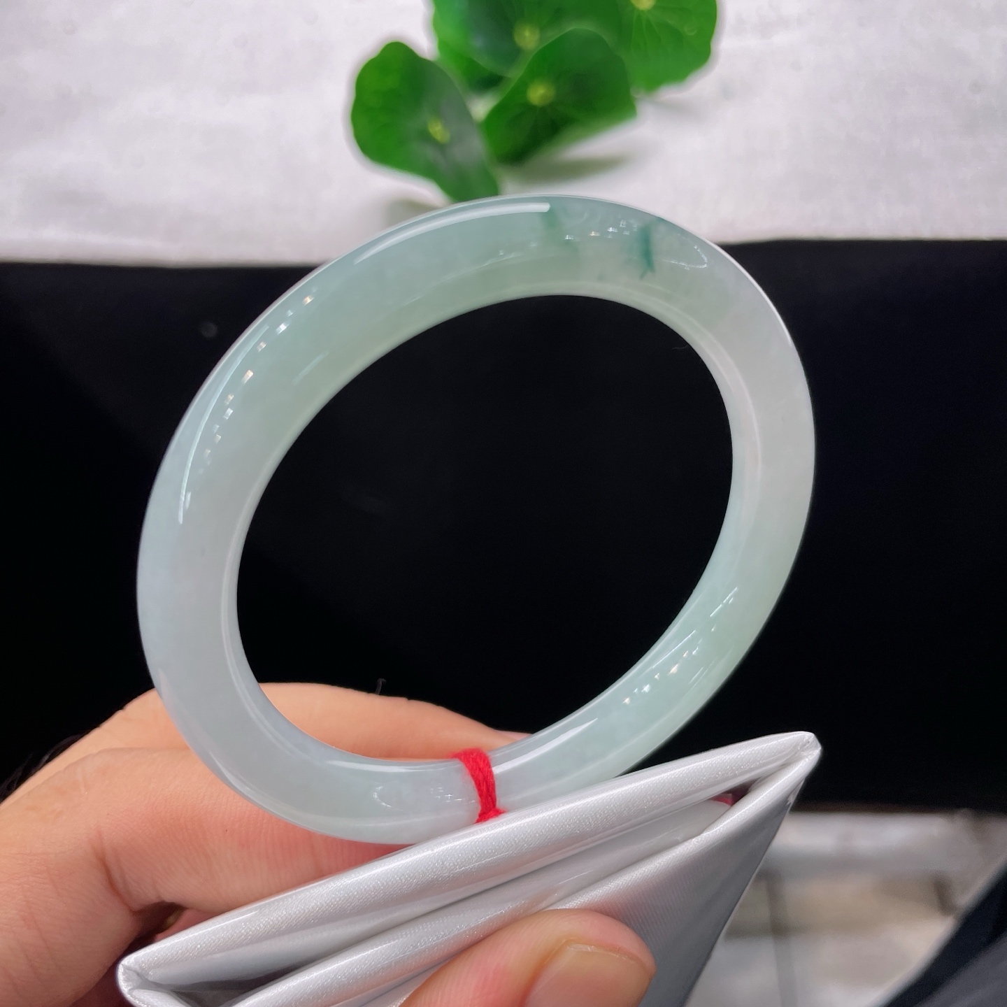 翡翠手镯 圈口54.3/8.5/8.2，圆条飘花，55/56可戴，仿若晨雾含翠，冰润清透，飘花如翠影轻栖，内侧冰丝纹。