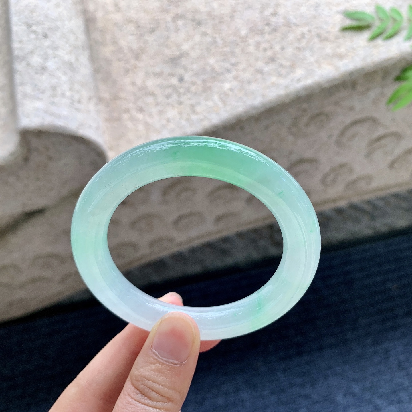 圆条52 53,圈口53.2/10.6/11,编码B2082269,描述糯冰飘绿，水润，种老，细腻，打灯有棉线