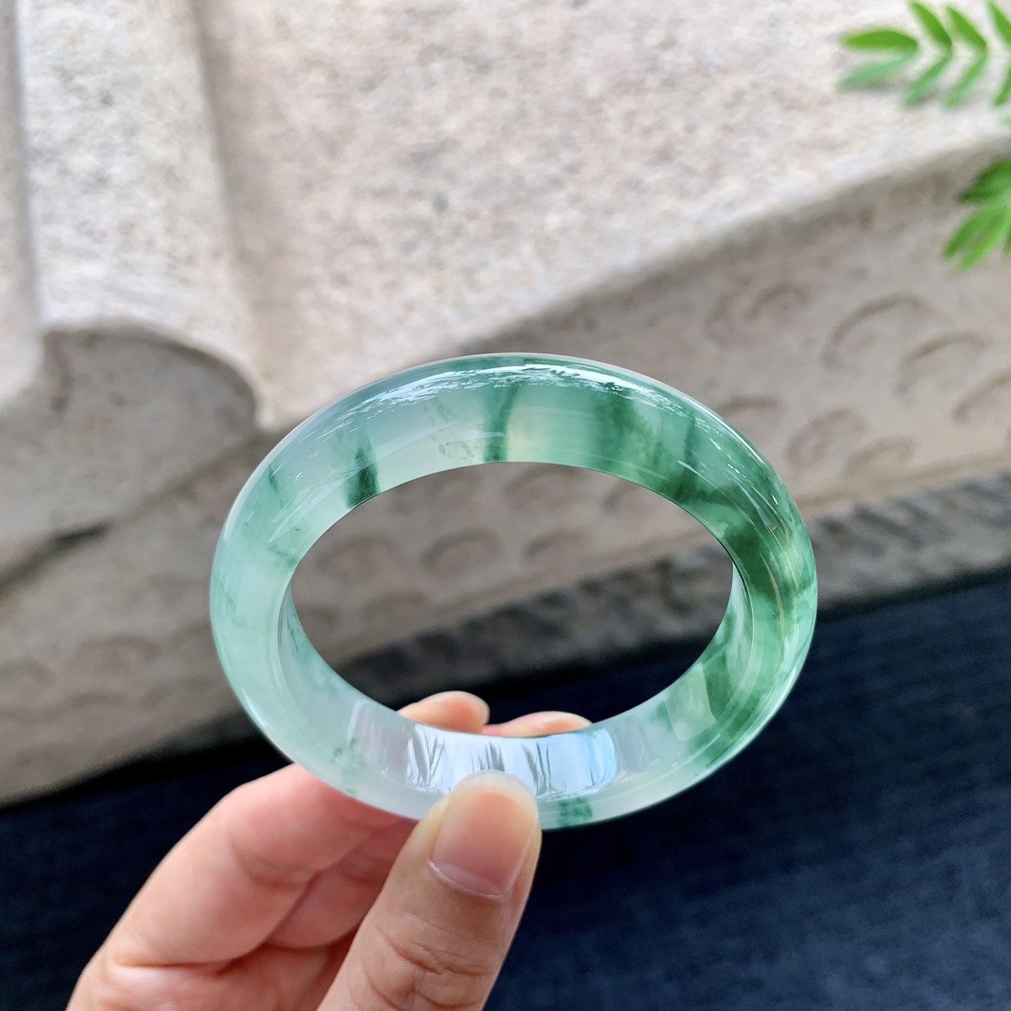 正圈50 51，圈口51.6/12.3/8，编码W6082233，冰糯飘绿花，水润，种老，细腻，打灯有棉线