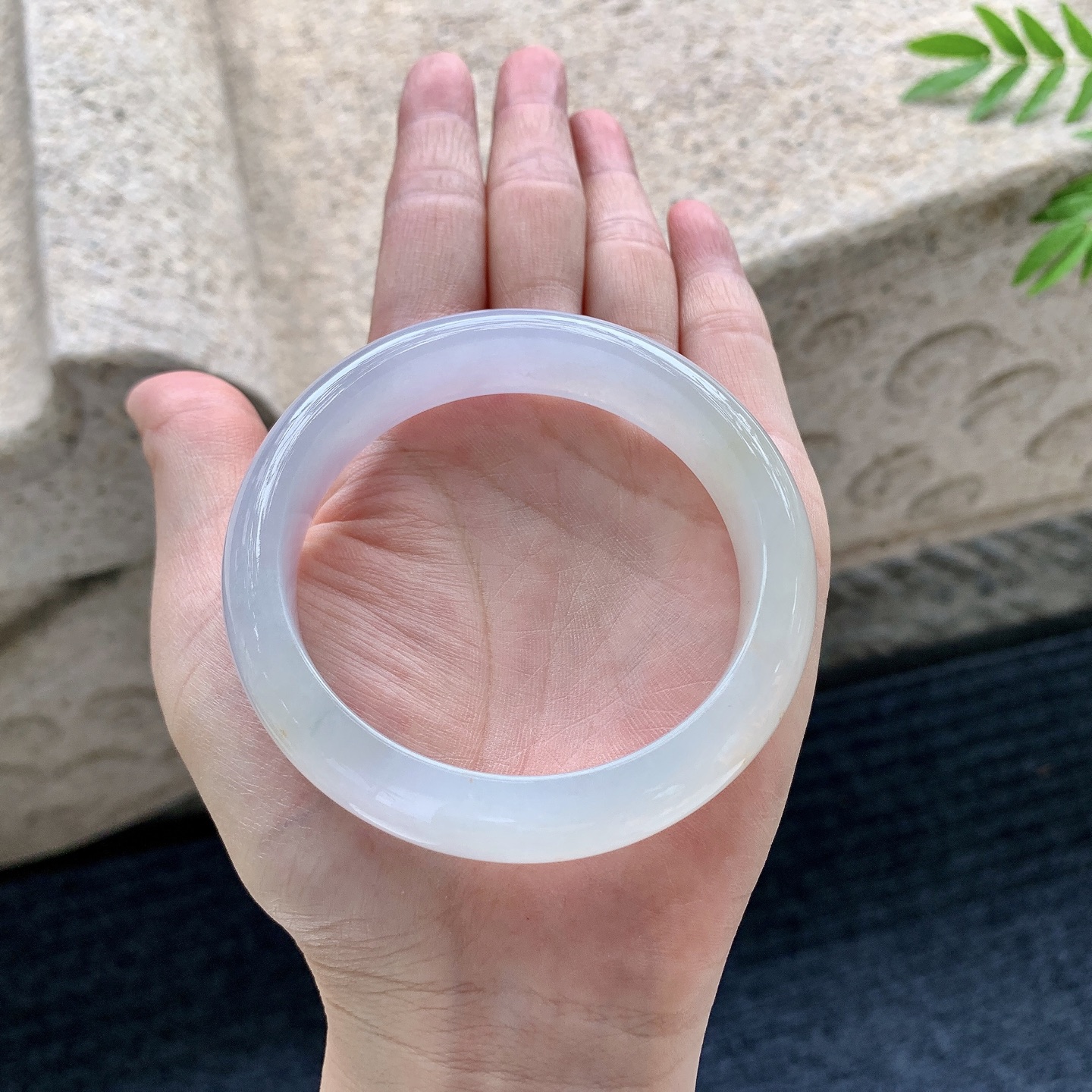正圈55 56，圈口56/13.5/8，编码HW082204，糯冰双彩，水润，种老，细腻，无裂。