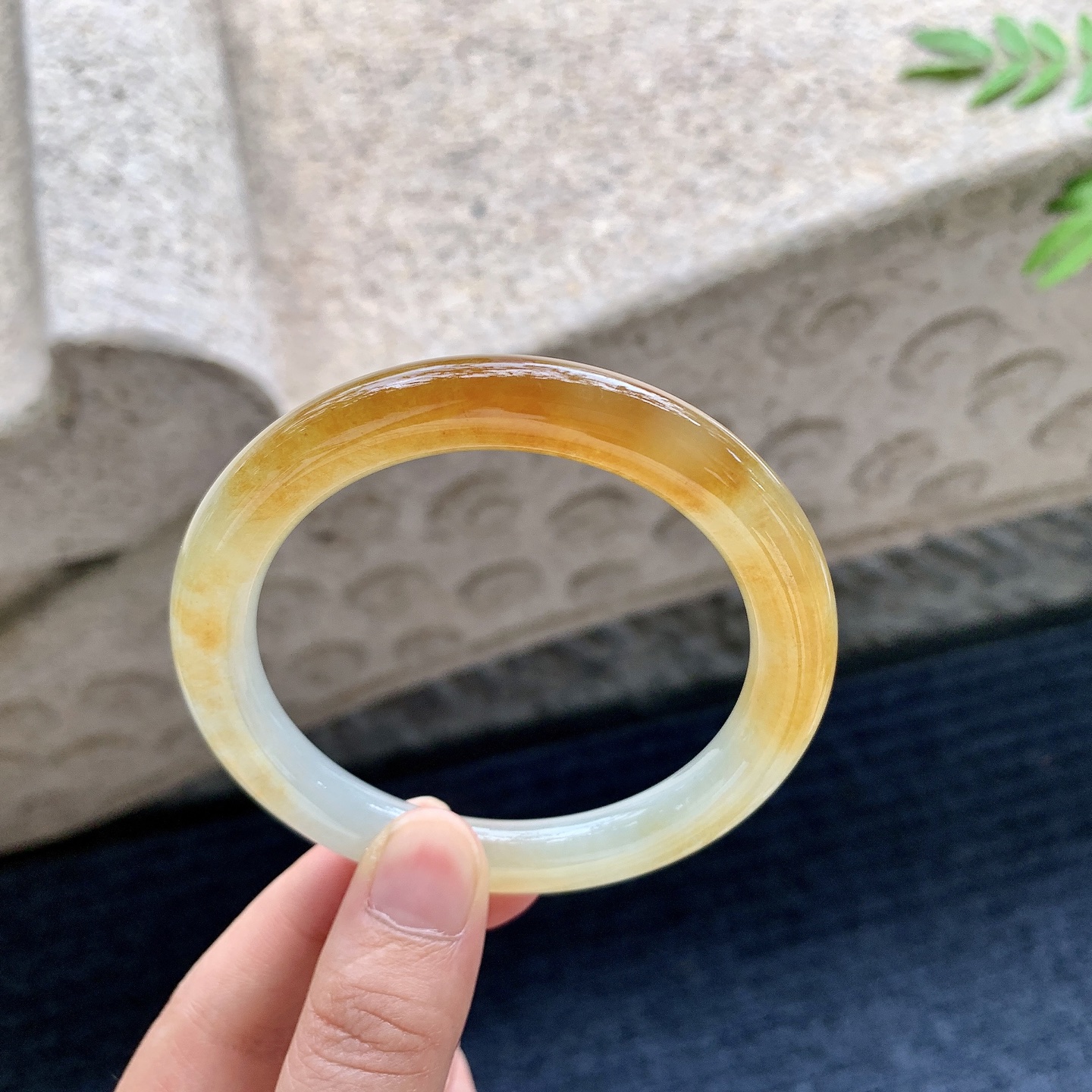 圆条56 57,圈口57.1/9/9.4,编码N2082209,冰黄翡，清透，水润，种老，细腻，无裂