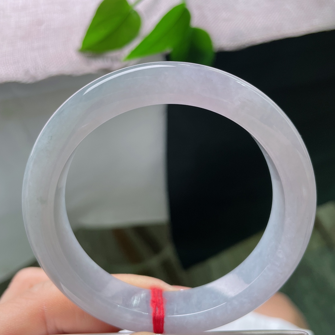 紫底正圈，玉质细腻温润，水头通透胶感十足，看上去干净澄澈。有裂，ss56509a