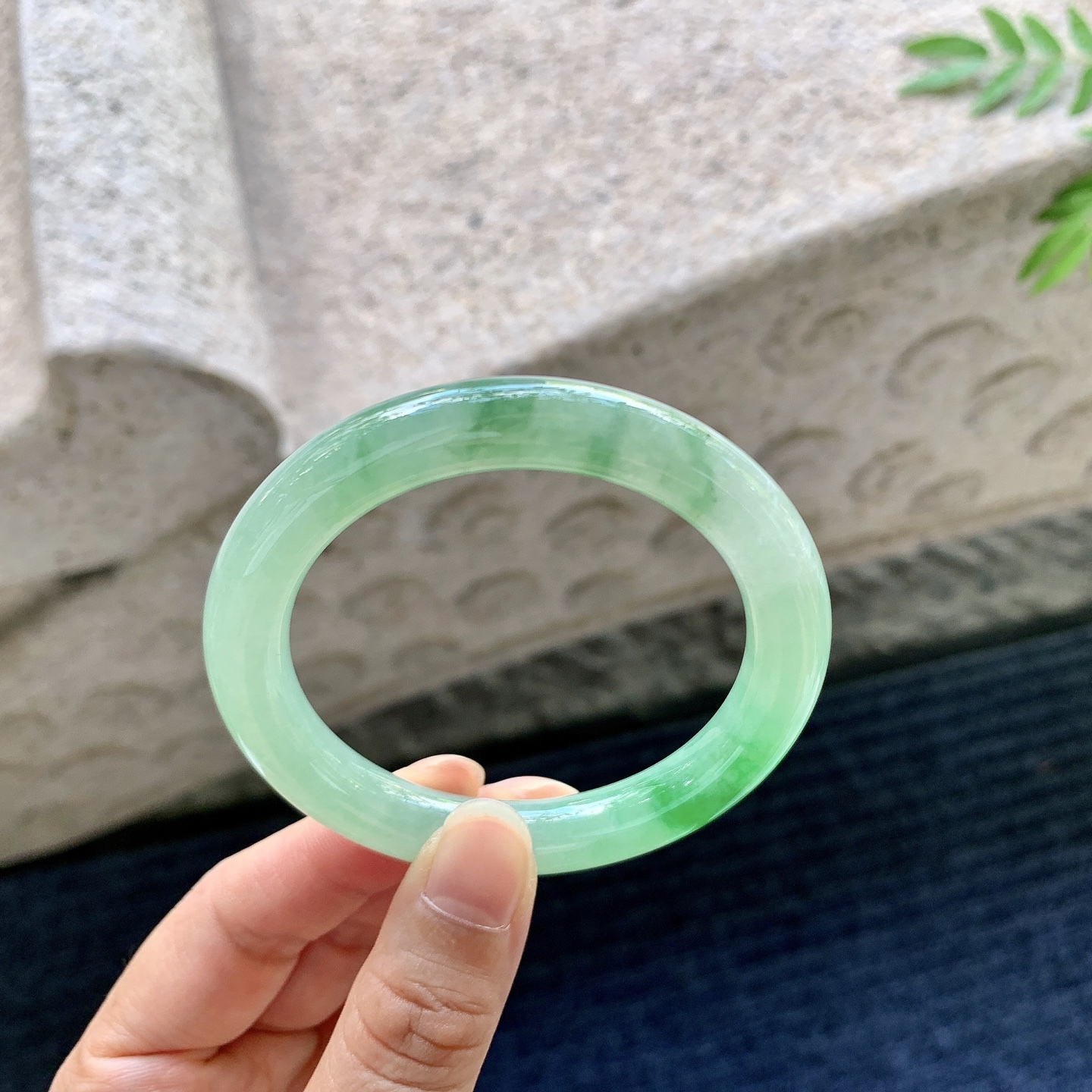 圆条50 51,圈口51.5/8.7/9,编码A1082239,描述冰糯飘辣绿，水润，种老，细腻，打灯有絮线