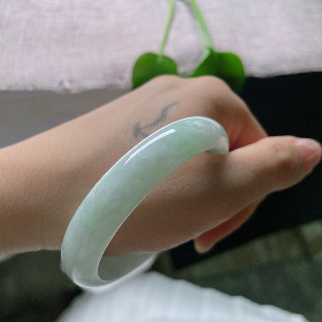 绿底正圈，有棉线，玉质细腻温润，水头通透，质地匀净观感清润舒服，自带淡淡的水光感。ss57599a