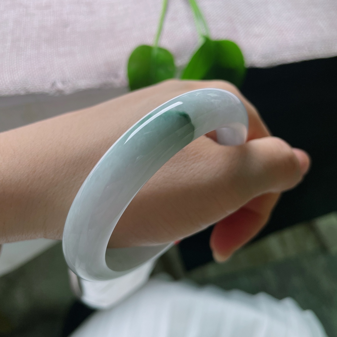 55.6/12/7.8，飘花正圈，一点晶体，光泽内敛柔和，柔光在镯面缓缓流动，没有刺眼强光，尽显玉石温润质感。ss57594a