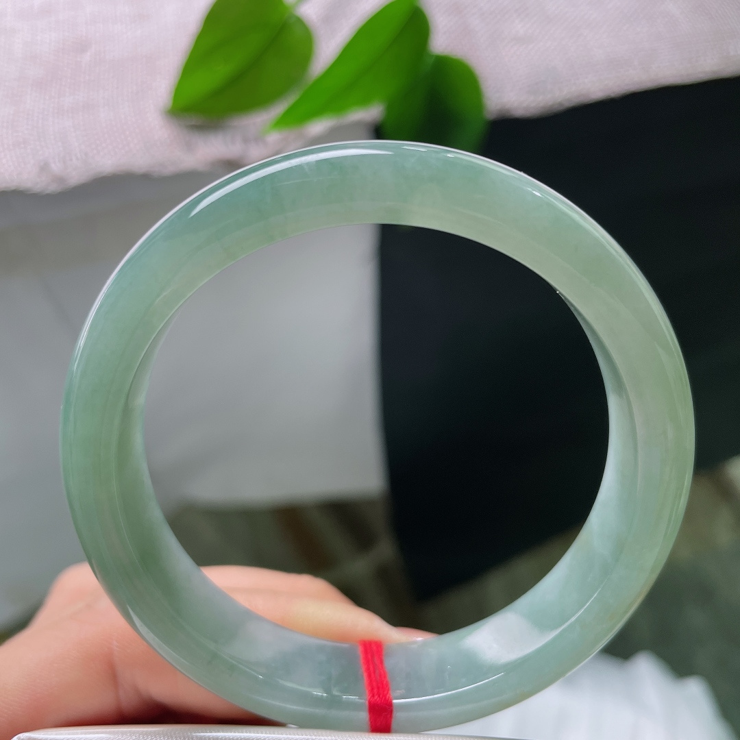 绿底正圈，洒金，清幽的湖调绿色，没有艳丽刺眼的色调，自带低调沉稳的清冷气质。ss57574a