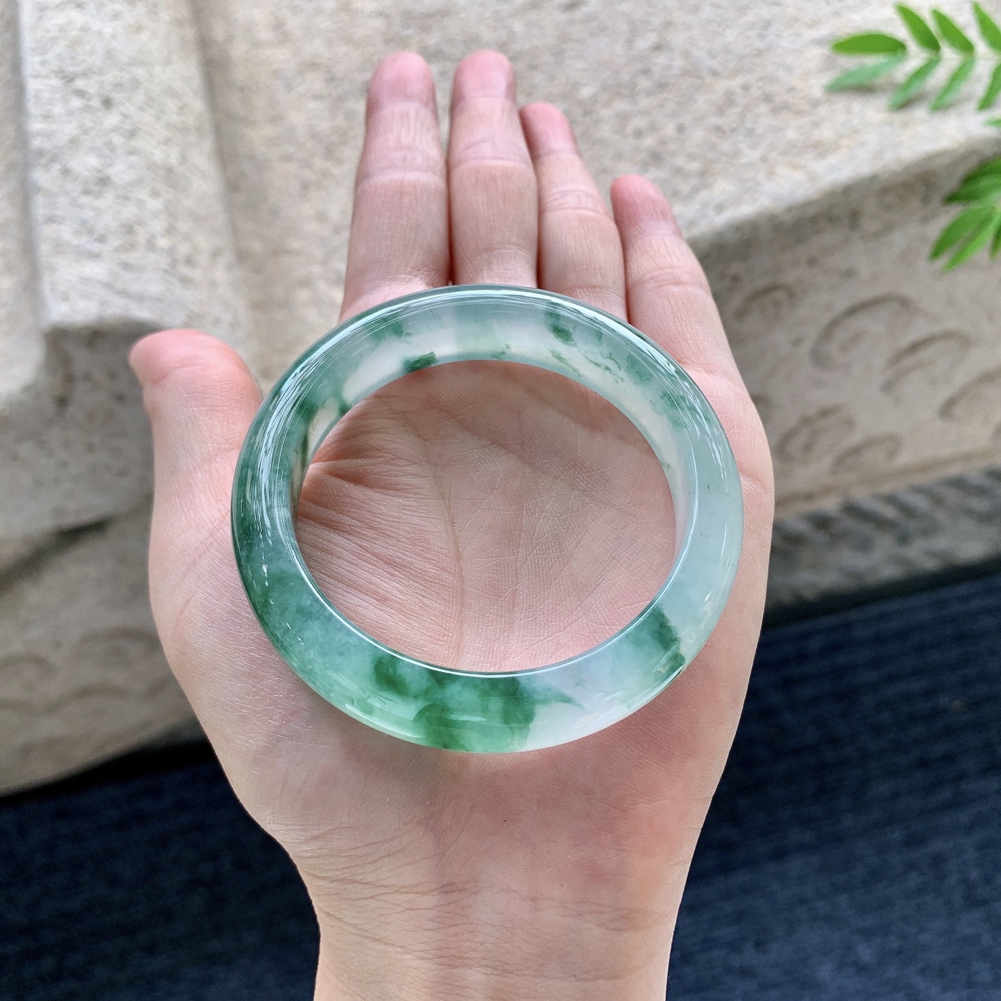 正圈50 51，圈口51.6/12.3/8，编码W6082233，冰糯飘绿花，水润，种老，细腻，打灯有棉线