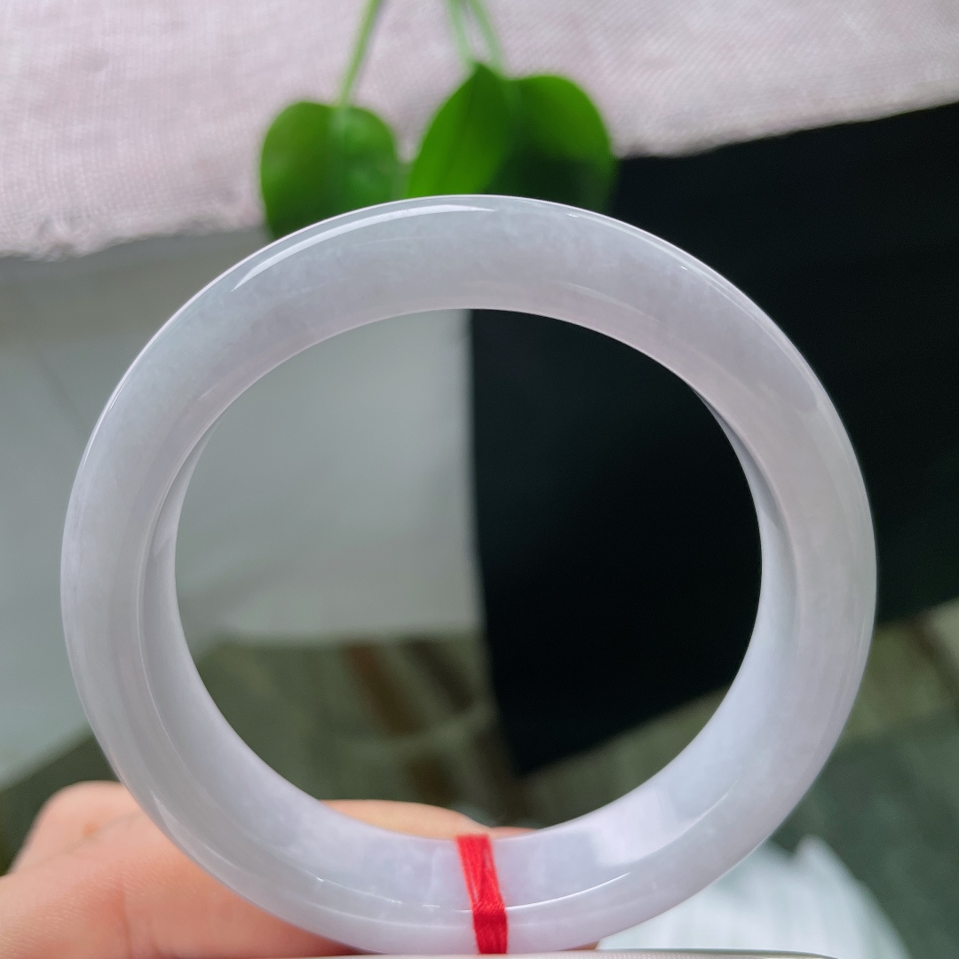 淡紫正圈，一点晶体，水光浅浅萦绕镯身，素净底色衬出手腕肤色，温柔又显气质。ss57598a