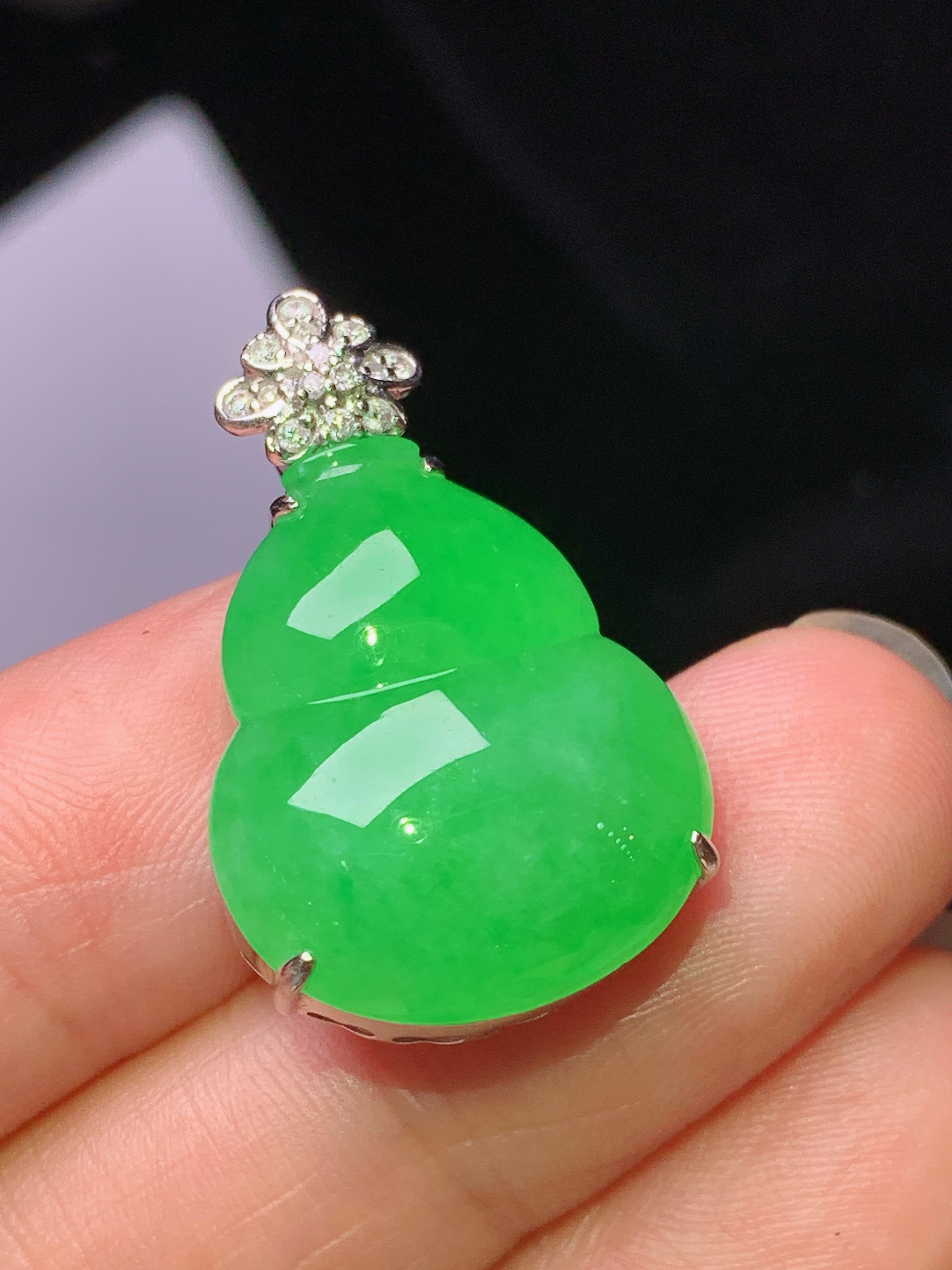 18k金钻镶嵌阳绿葫芦吊坠 玉质细腻 色泽艳丽清新 水润亮眼 整体尺寸27.2*17*8.8 L2
