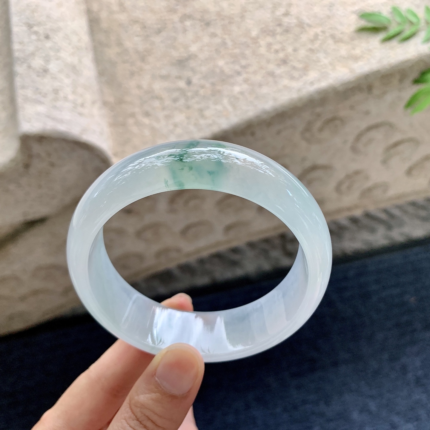 正圈60 61，圈口61.4/19.6/8，编码HW082205，描述：冰糯飘花，宽版，清透，水润，种老，细腻，无裂。