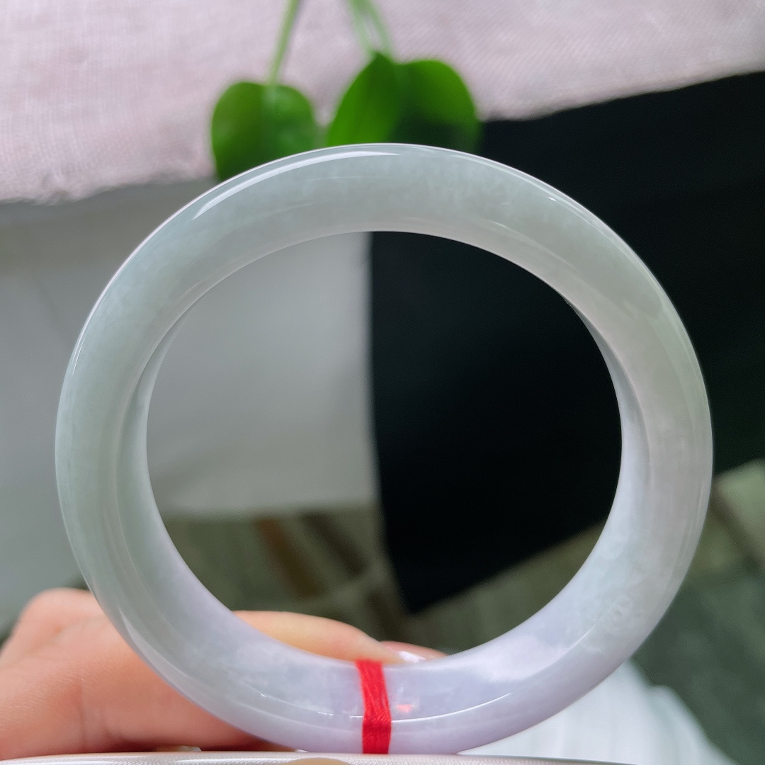 54.8/12.1/8.1，淡紫正圈，石纹，淡淡的含蓄清雅，不艳不烈，腕间轻绕，自带一份安静温婉的东方柔情。ss57590a