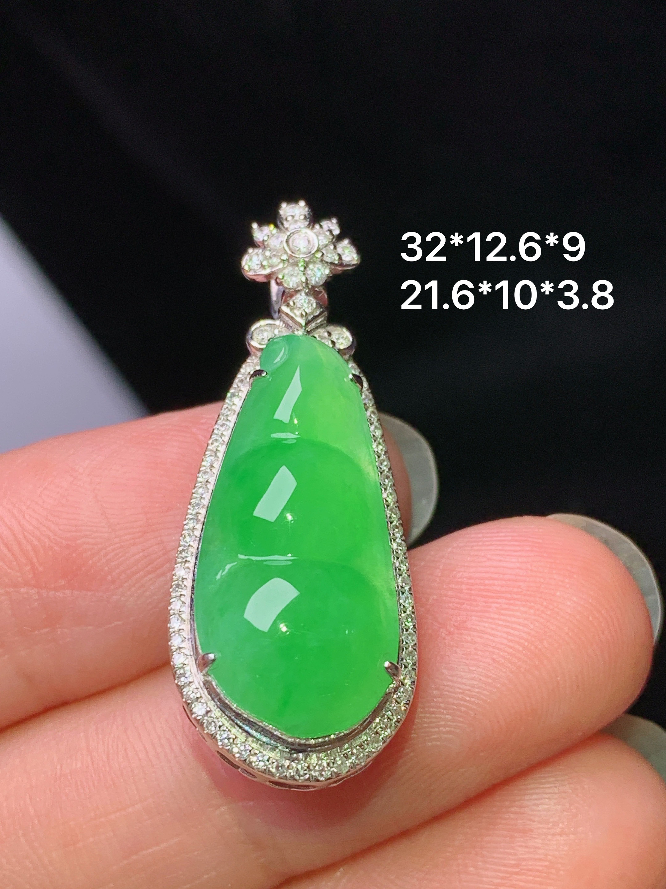 18k金钻镶嵌冰阳绿四季豆吊坠 玉质细腻 色泽艳丽清新 水润亮眼 整体尺寸32*12.6*9 L2