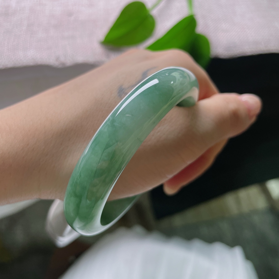绿底正圈，玉质细腻紧实，水头通透，自带幽幽胶感，玉料质感沉稳厚实。ss57572a