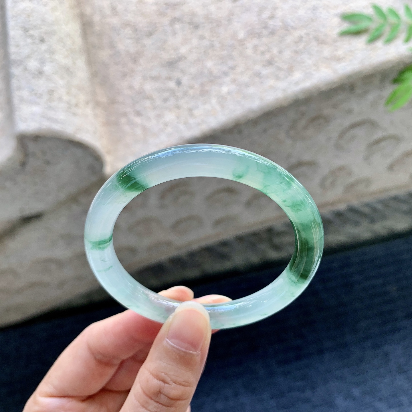 圆条50 51,圈口51/7.6/7.6,编码G9082228,冰糯飘绿，水润，种老，细腻，打灯有纹线