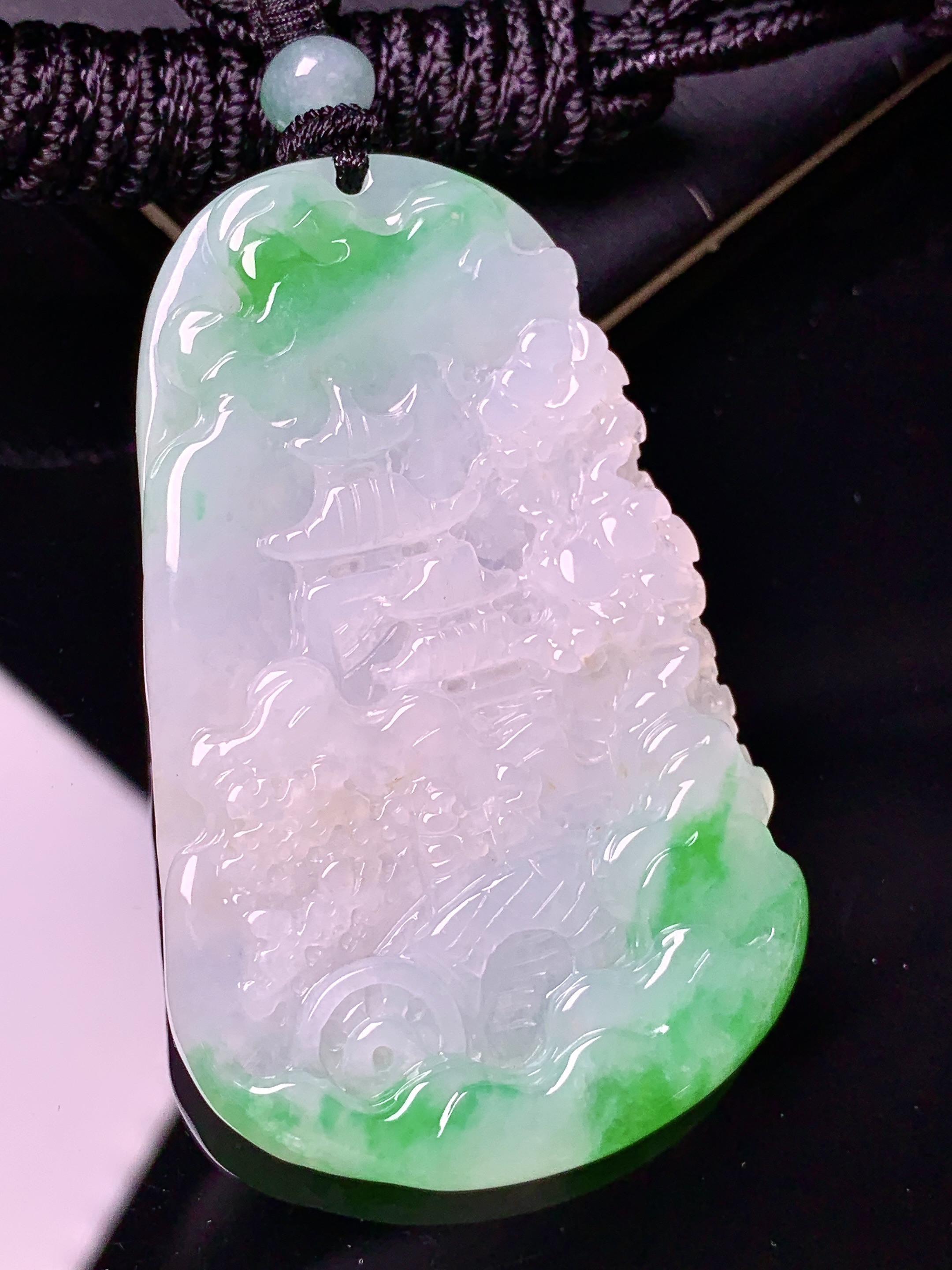 飘绿山水牌子吊坠 玉质细腻 色泽艳丽清新 水润亮眼 整体尺寸58*35*6.6 w1