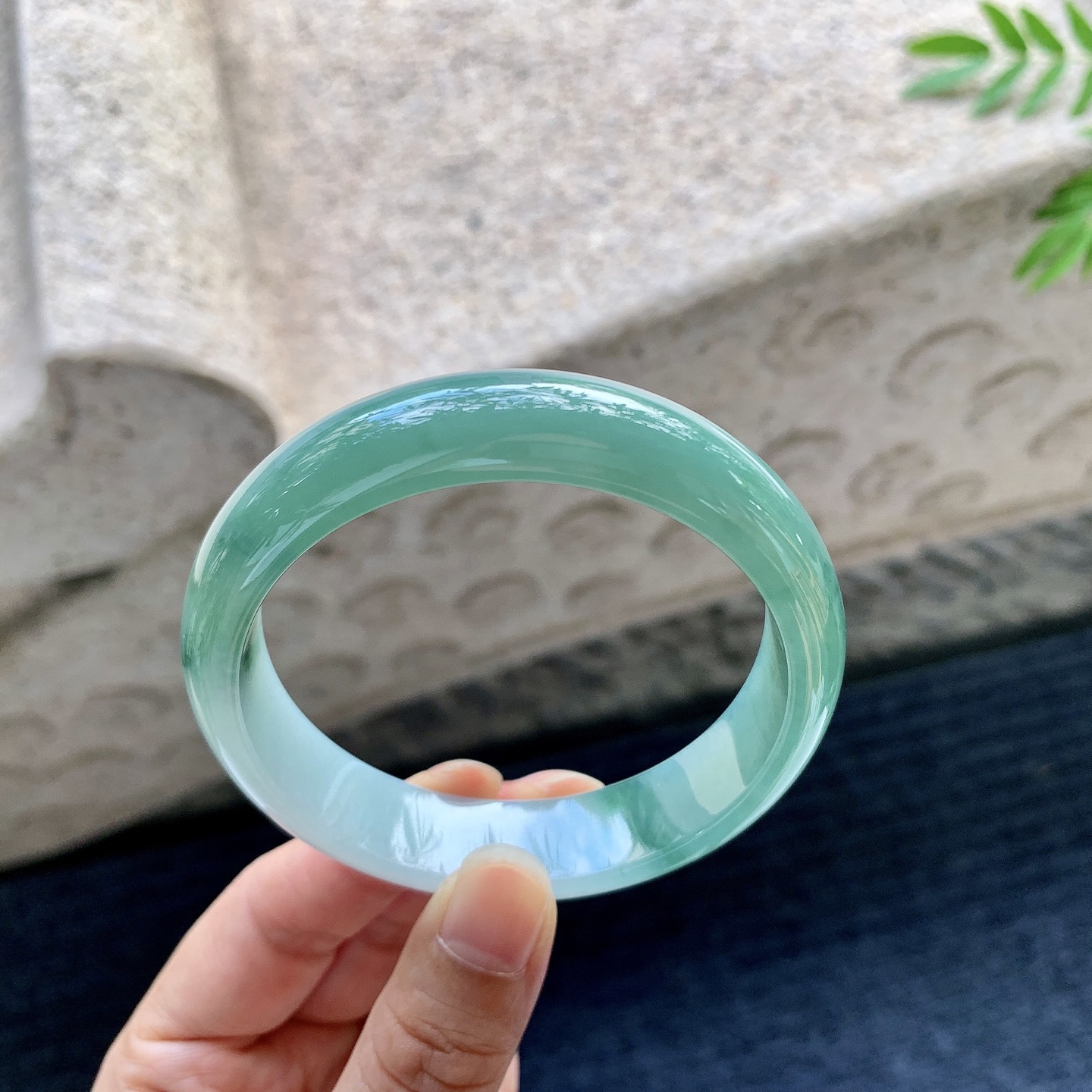 正圈56 57，圈口57/14/7.2，编码BA082218，细糯油绿，水润，种老，细腻，无裂。