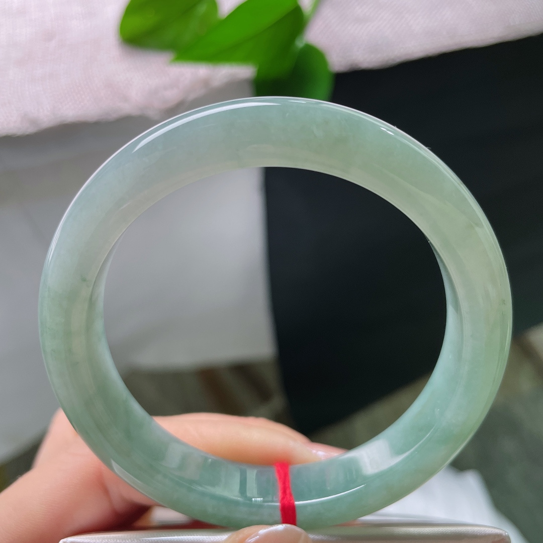 绿底正圈，玉质细腻通透，水头充足，自带淡淡的胶感，摸起来油润感很好。一点皮纹，ss57579a