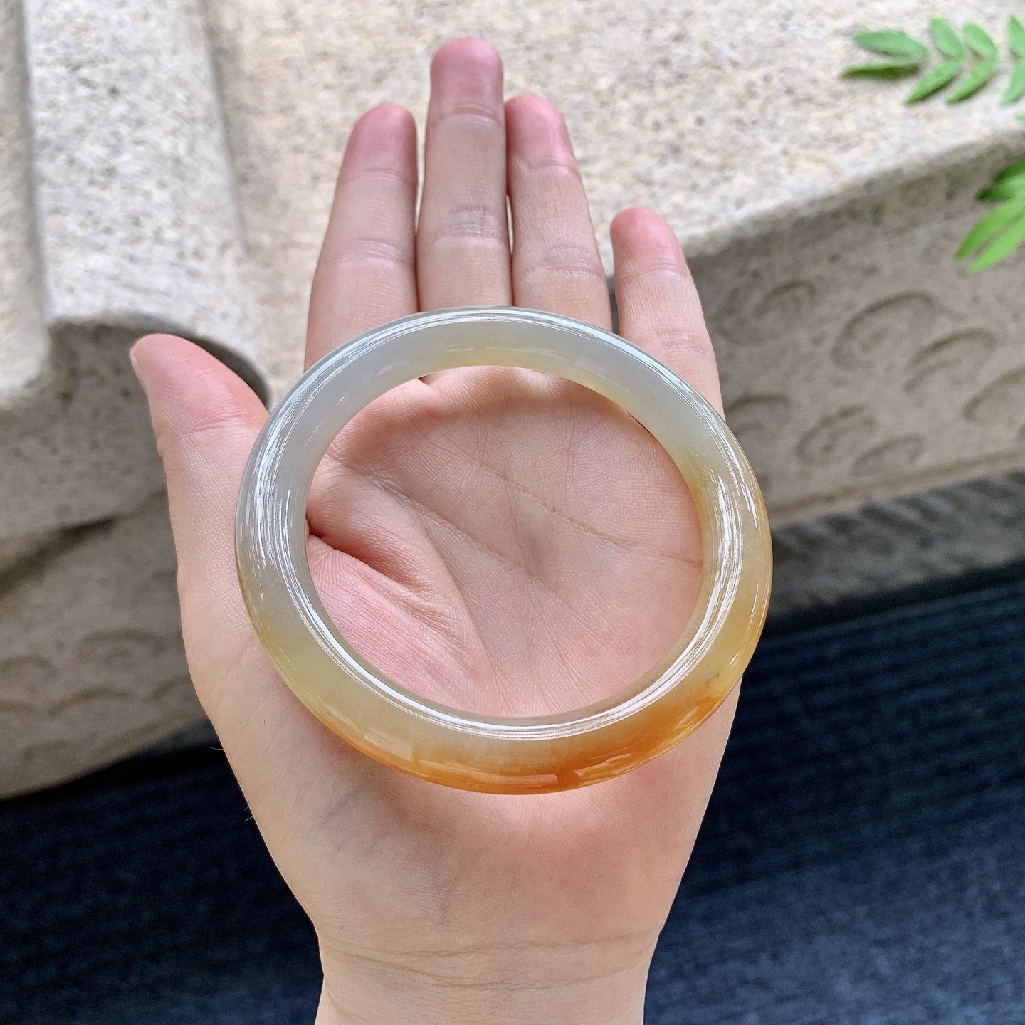 圆条56 57,圈口57.1/9/9.4,编码N2082209,冰黄翡，清透，水润，种老，细腻，无裂