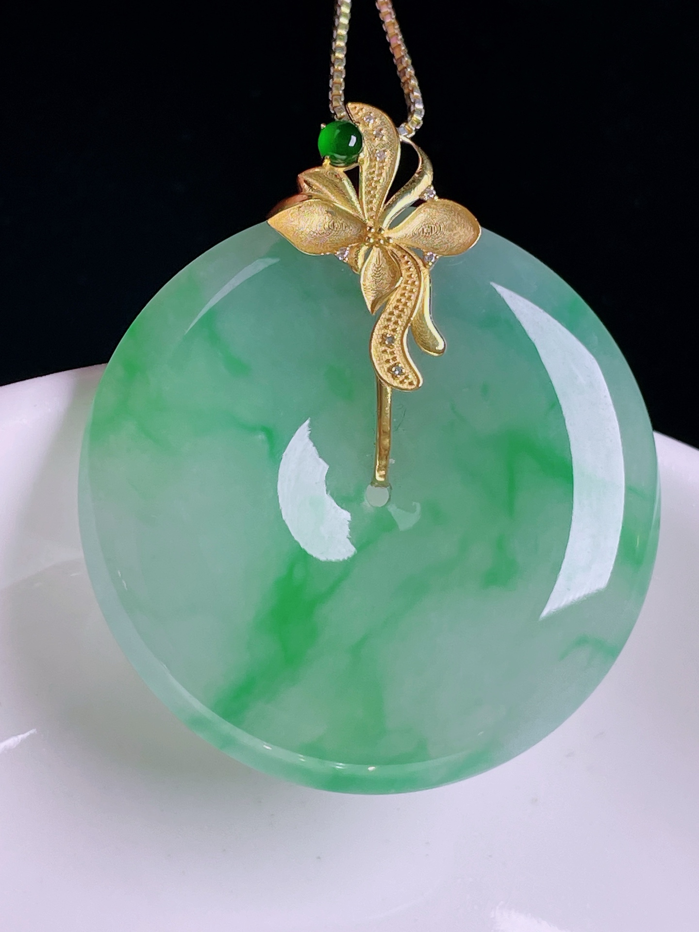 飘绿平安扣，18k镶嵌，老种起光，细底通透，尺寸：38.6裸石33.3/6mm0821