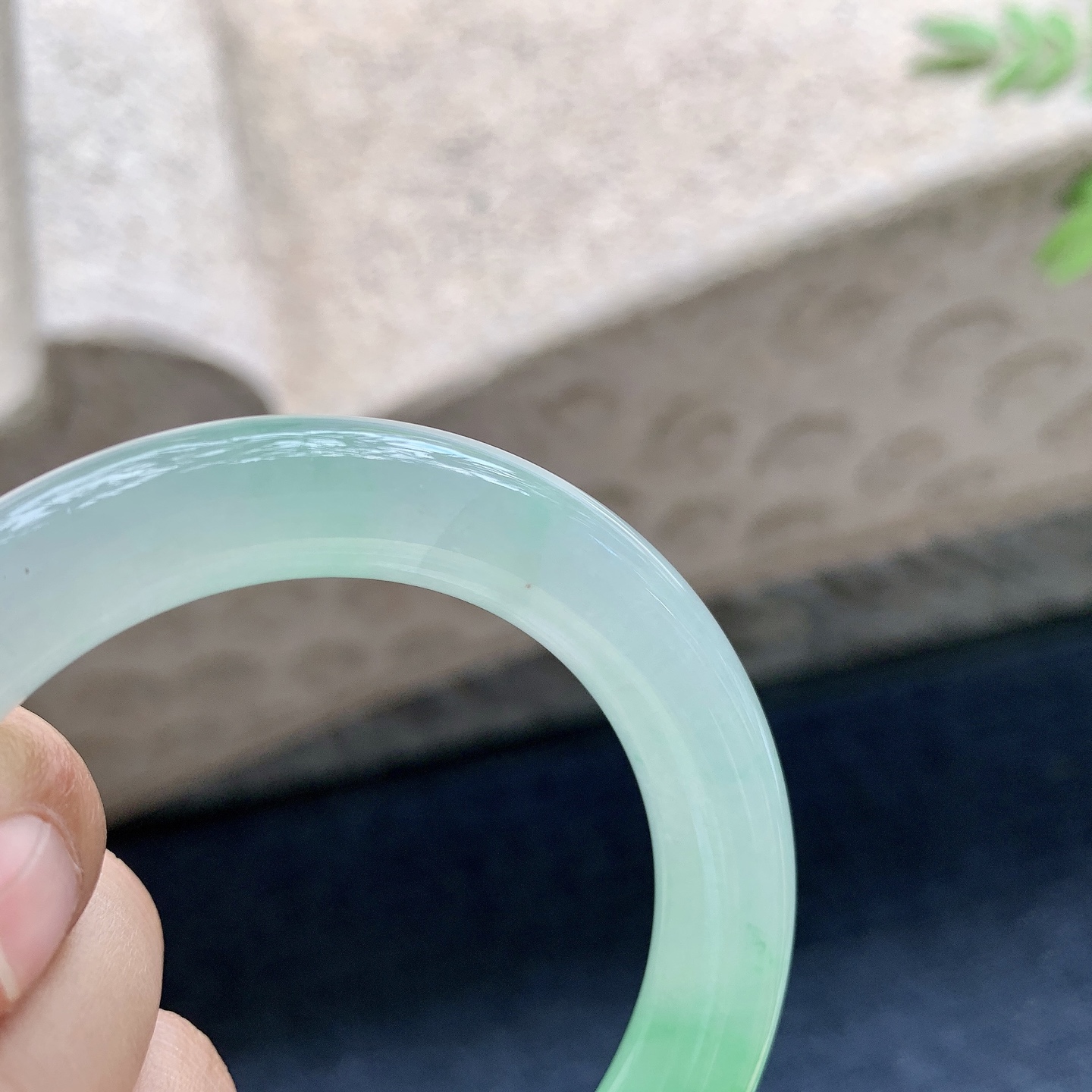 圆条52 53,圈口53.2/10.6/11,编码B2082269,描述糯冰飘绿，水润，种老，细腻，打灯有棉线