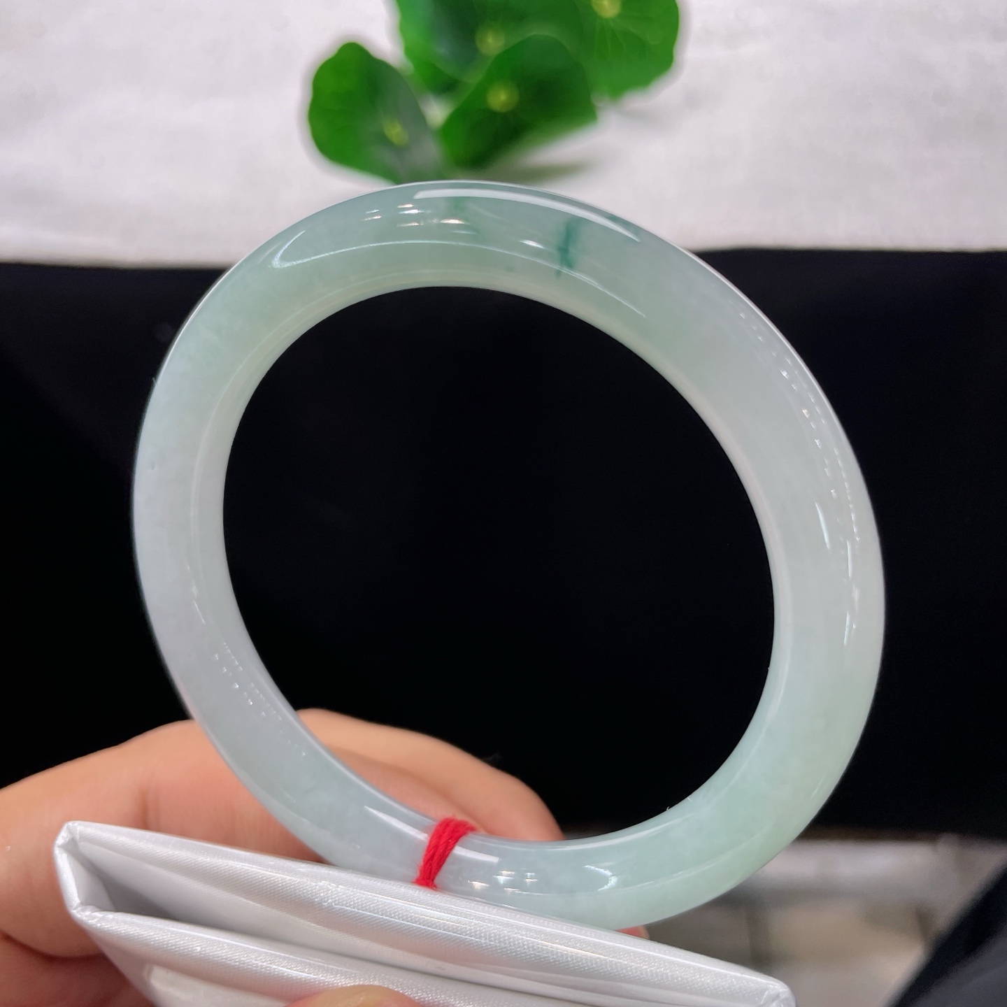 翡翠手镯 圈口54.3/8.5/8.2，圆条飘花，55/56可戴，仿若晨雾含翠，冰润清透，飘花如翠影轻栖，内侧冰丝纹。