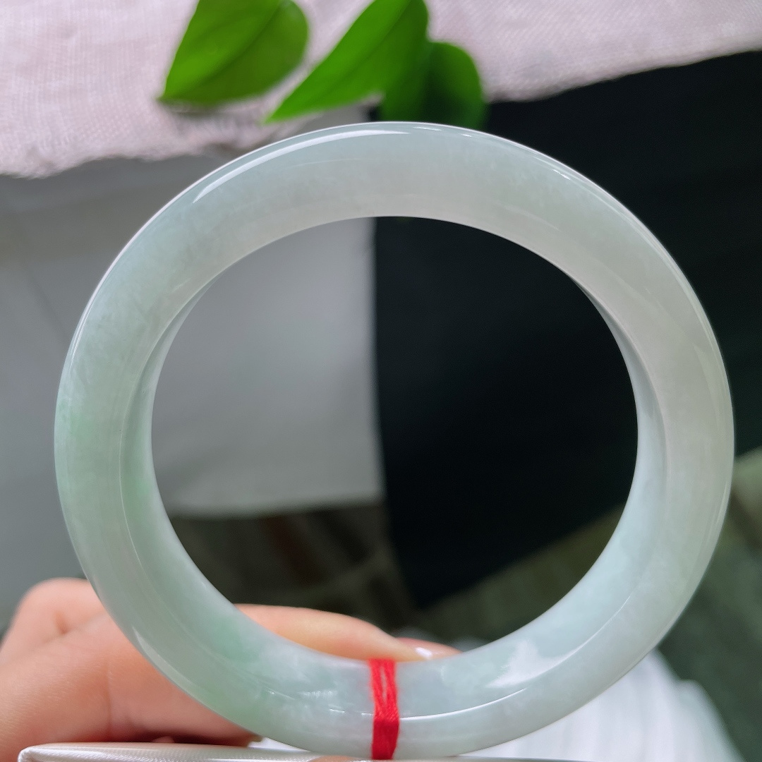 58/12.3/9.2，有裂，绿底正圈，风格百搭日常，不管通勤还是休闲穿搭，戴上都衬得人温婉雅致。ss57588a