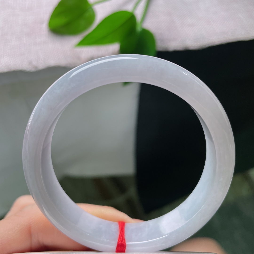 54/12.6/7.4，有棉线，紫底正圈，光线流转在镯身之上，泛着淡淡的柔光。ss57584a