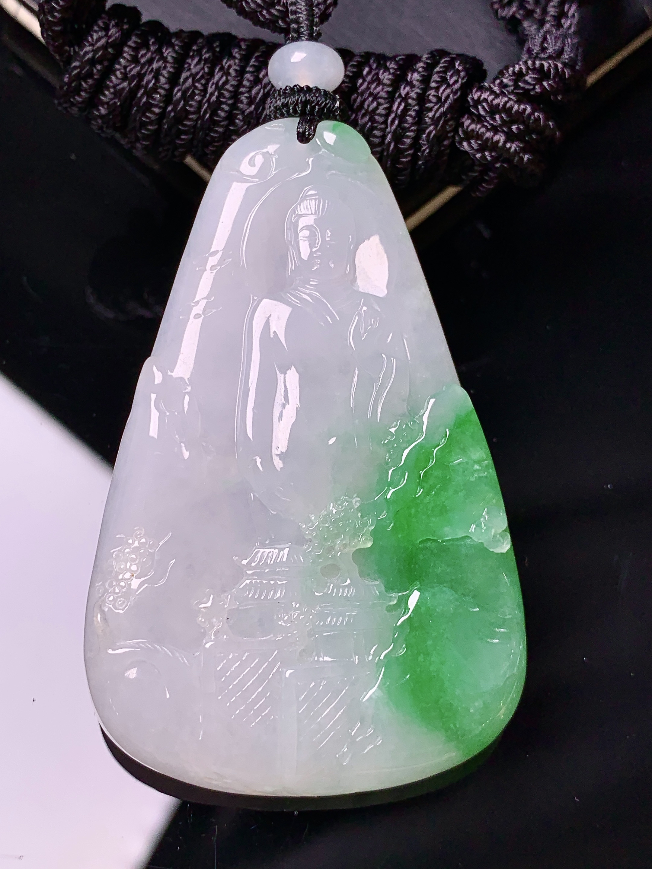 飘绿山水观音牌吊坠 玉质细腻 色泽艳丽清新 水润亮眼 整体尺寸54.5*35.2*5.6 w1