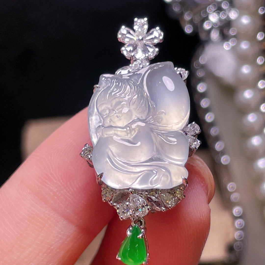 翡翠A货 天使吊坠，冰种起光，料子冰润细腻，种老起光，18k金镶真钻，上身佩戴效果很好35.1-1