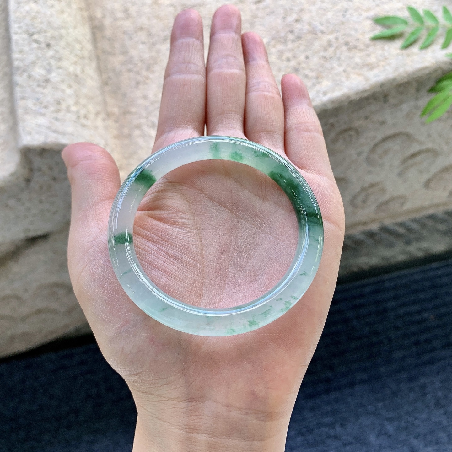 圆条50 51,圈口51/7.6/7.6,编码G9082228,冰糯飘绿，水润，种老，细腻，打灯有纹线