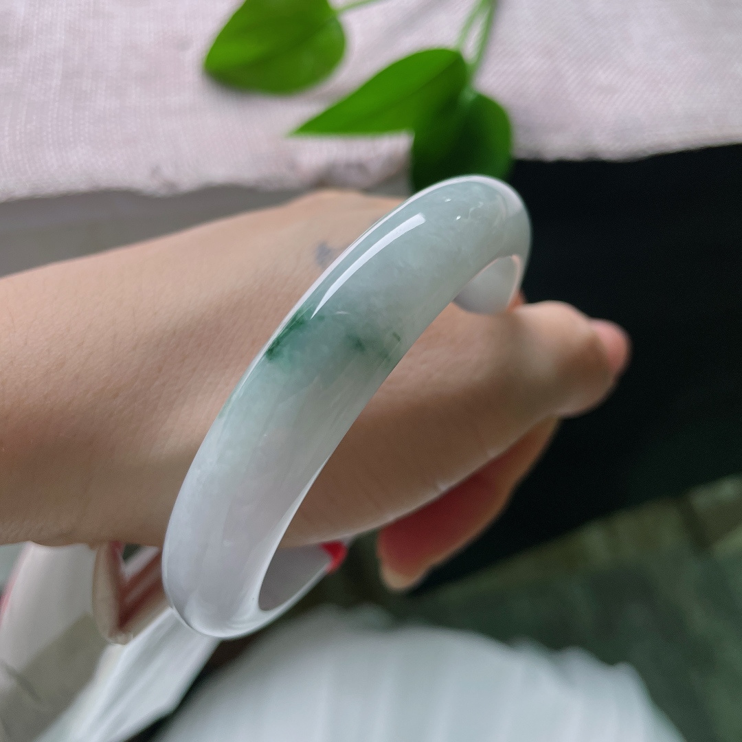 飘花正圈，皮纹，底子凝润，一抹飘花落在镯间，柔和的玉光衬出温婉雅致，于腕间藏起一份清逸动人的韵味。ss57597a