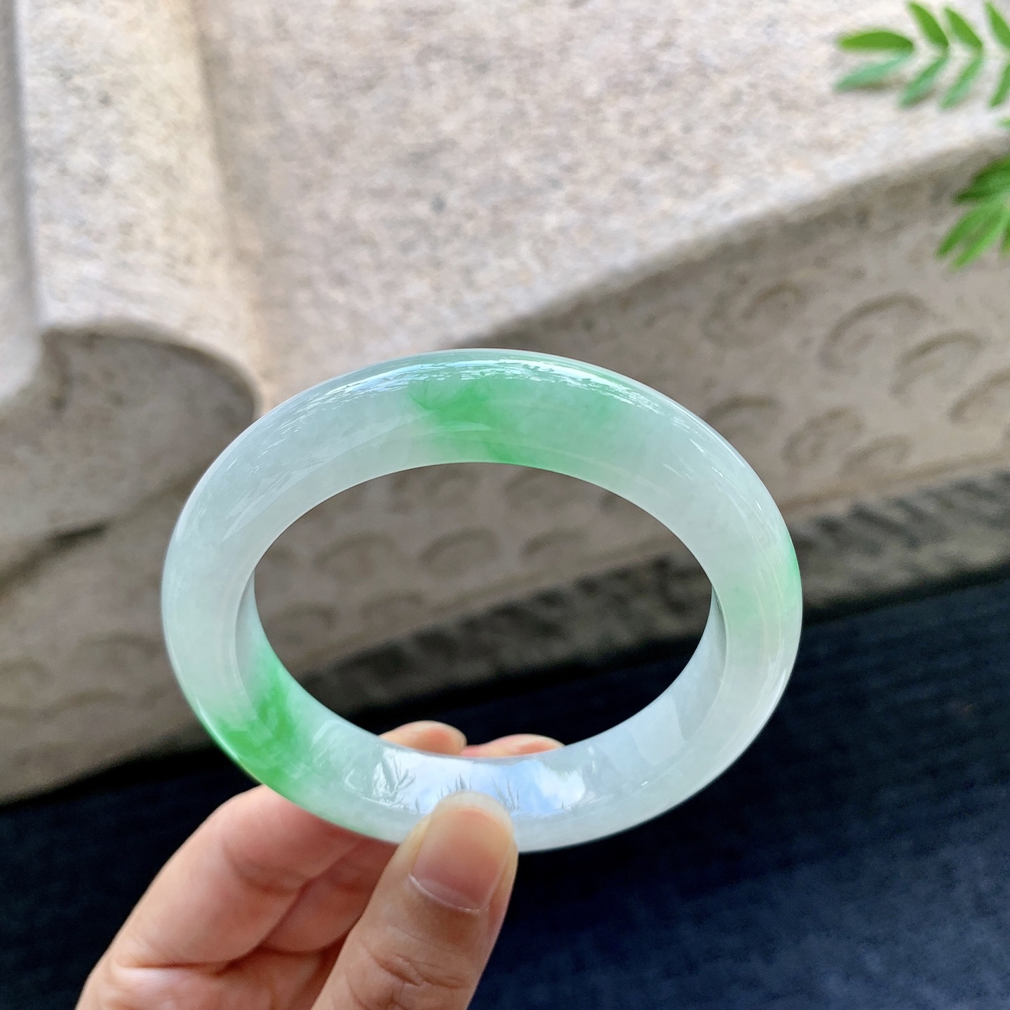 正圈55 56，圈口56.6/12.6/9.4，编码G6082214，冰糯飘阳绿，水润，种老，细腻，打灯有纹线