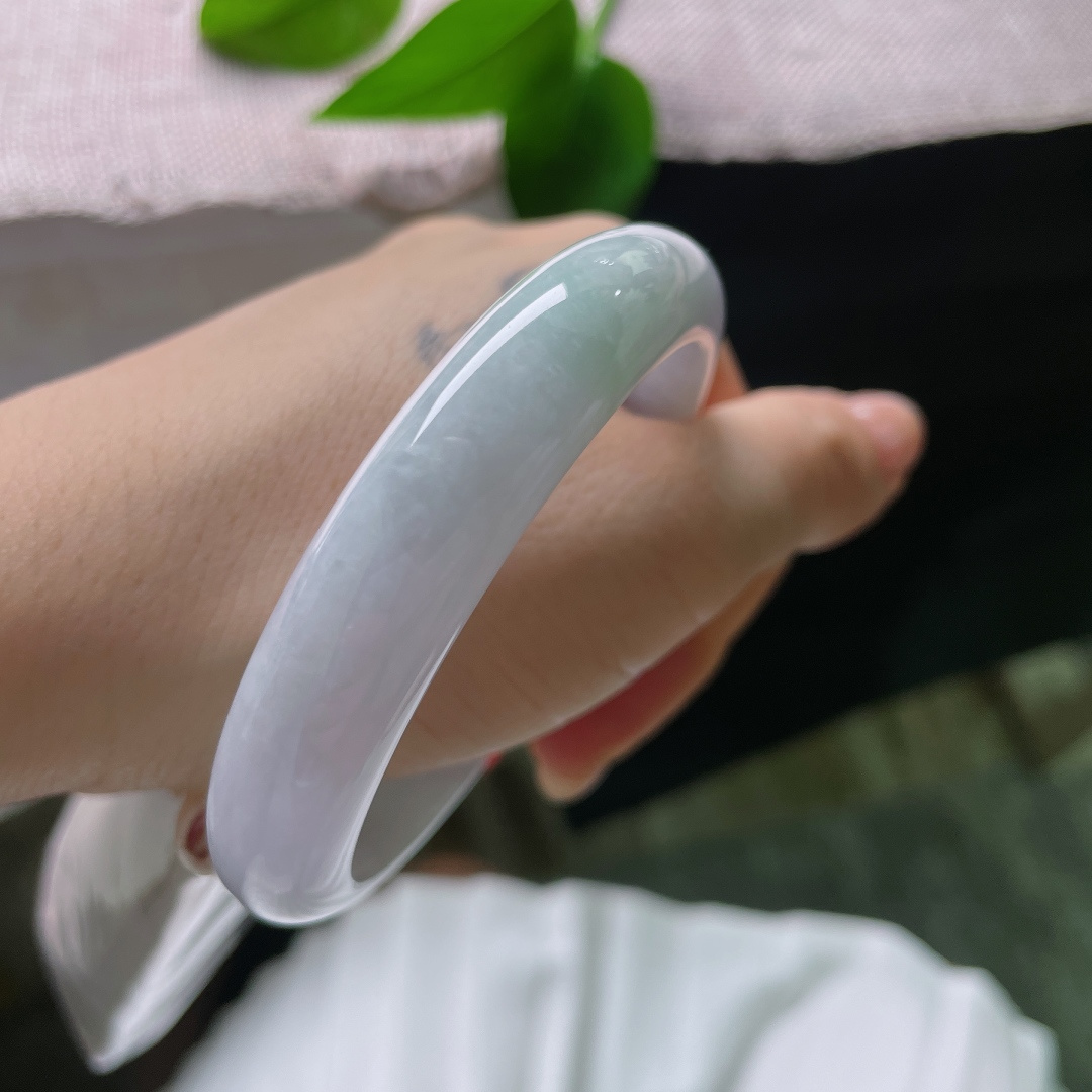 58/12.4/7.7，紫底正圈，玉质细腻柔和，通透感恰到好处，没有浓重艳色。皮纹，ss57593a