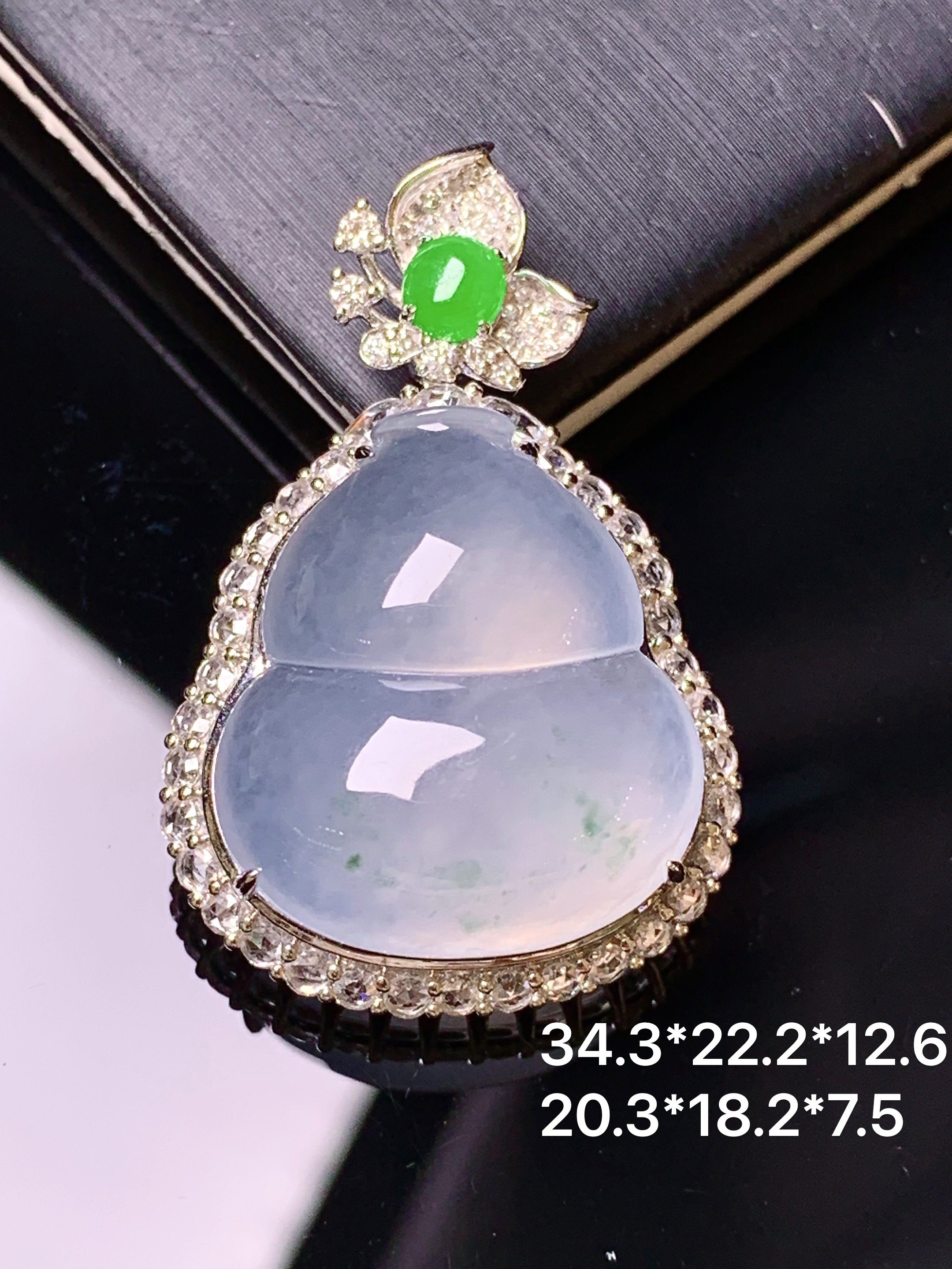 18k金钻镶嵌冰种葫芦吊坠 玉质细腻 色泽艳丽清新 水润亮眼 整体尺寸34.3*22.2*12.6 b6