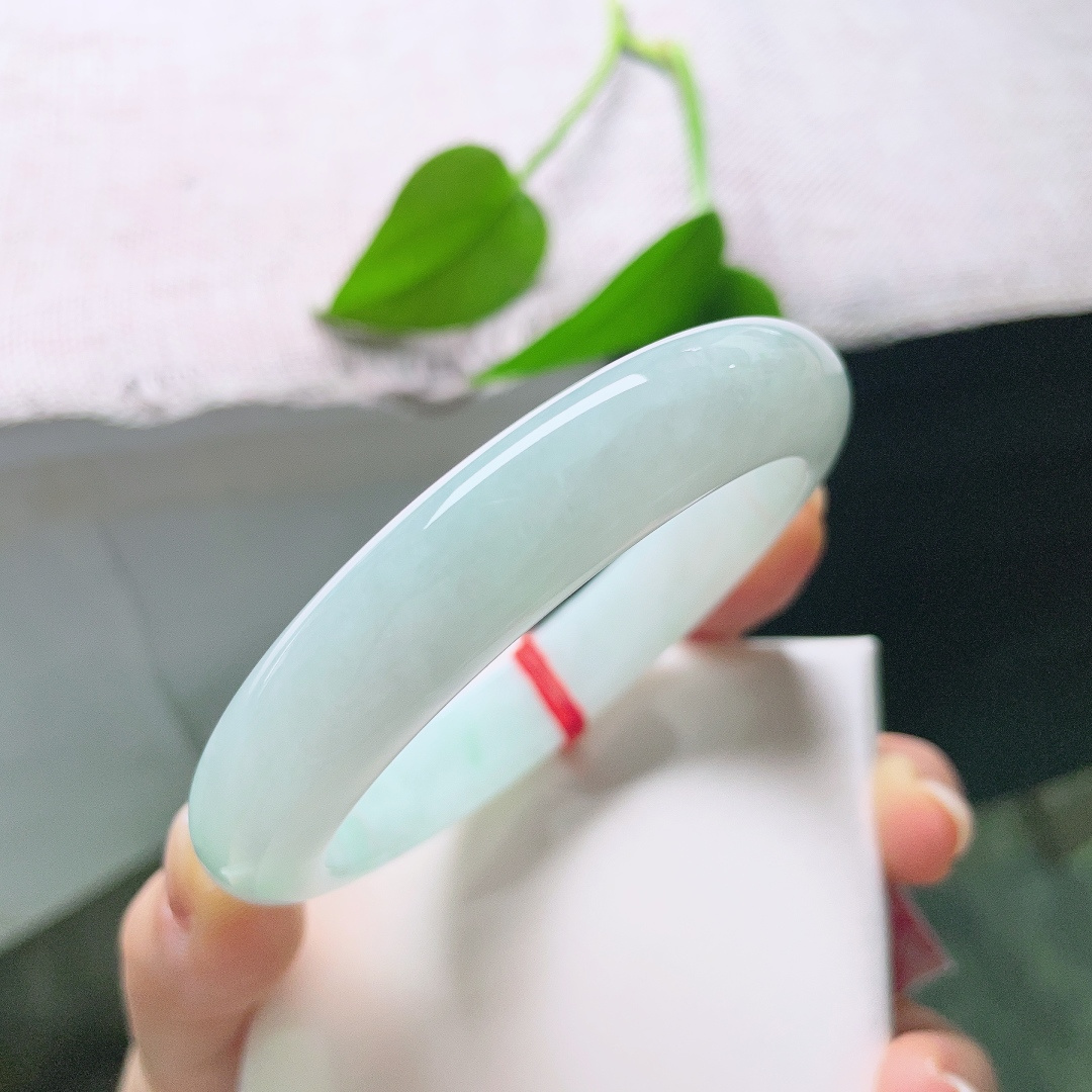 58/12.3/9.2，有裂，绿底正圈，风格百搭日常，不管通勤还是休闲穿搭，戴上都衬得人温婉雅致。ss57588a