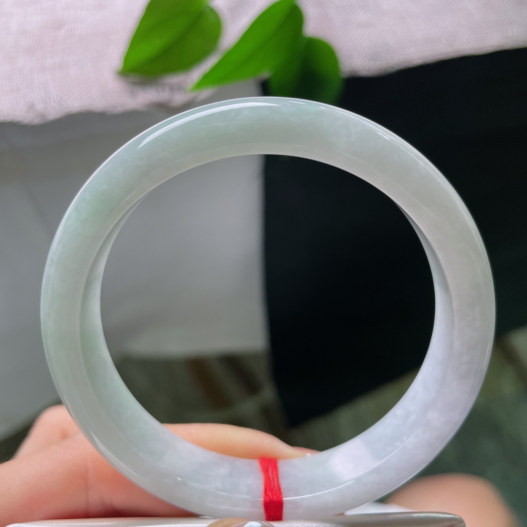 紫底正圈，素面无雕花的简约设计，经典耐看，不容易过时。皮纹，ss57589a