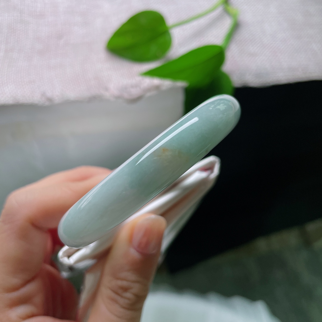 绿底正圈，无裂，淡淡的晴水底色，不张扬不艳丽，自带清冷素雅的气质，耐看不过时。ss57605a