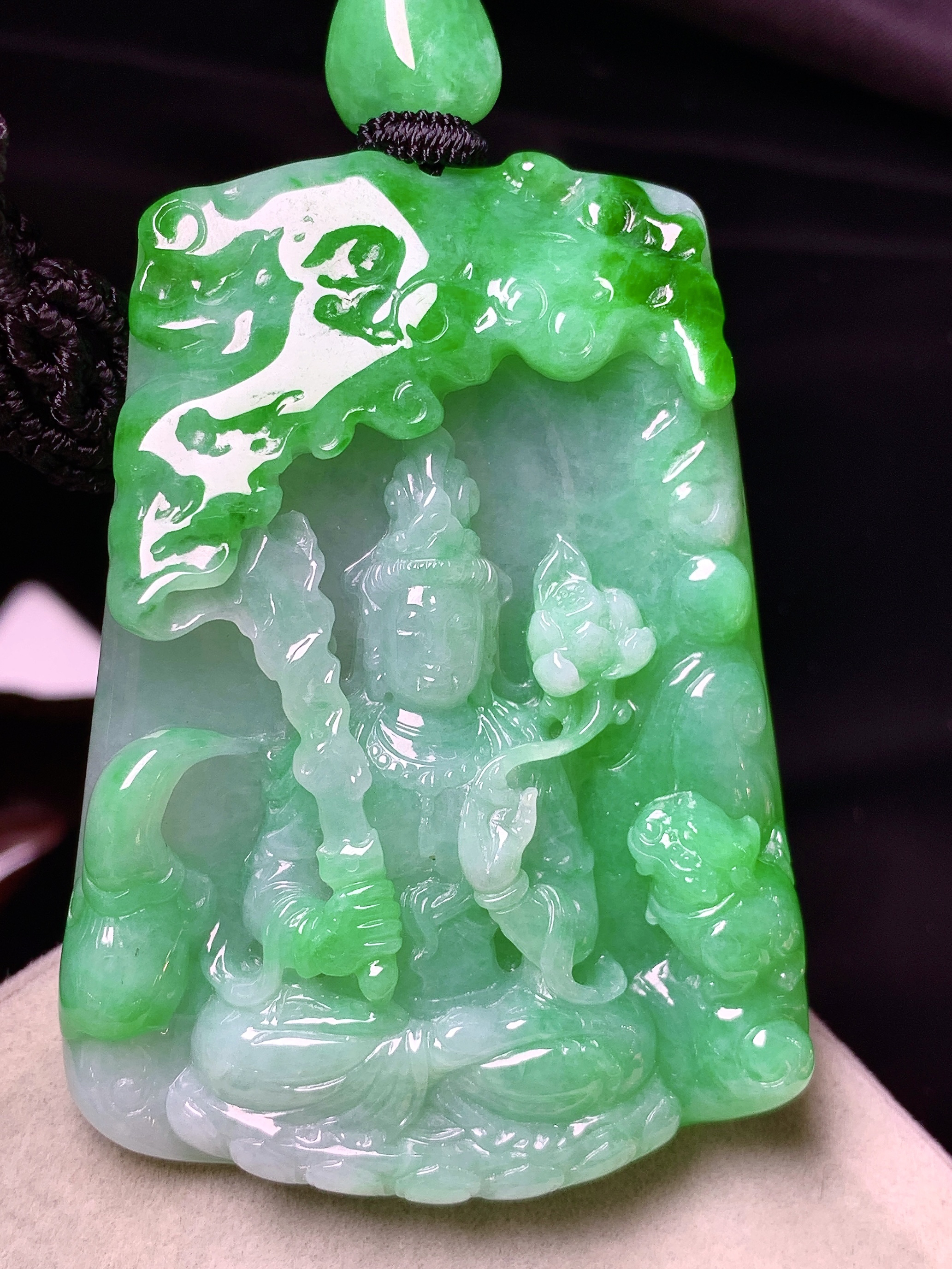 阳绿度母观音菩萨吊坠 玉质细腻 色泽艳丽清新 水润亮眼 整体尺寸57.6*41.5*10.6 w1