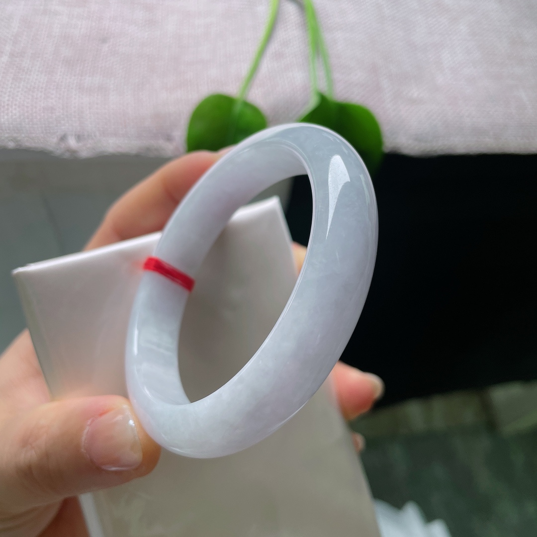 淡紫正圈，一点晶体，水光浅浅萦绕镯身，素净底色衬出手腕肤色，温柔又显气质。ss57598a