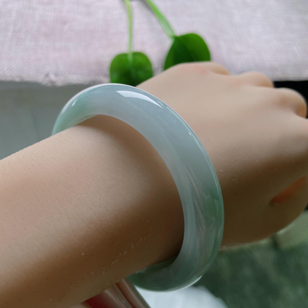 55.6/11.7/8.7，蓝底正圈，一点皮纹，腕间这一抹清浅湖色，简约温婉，尽显东方女子恬静雅致的气质。ss57608a