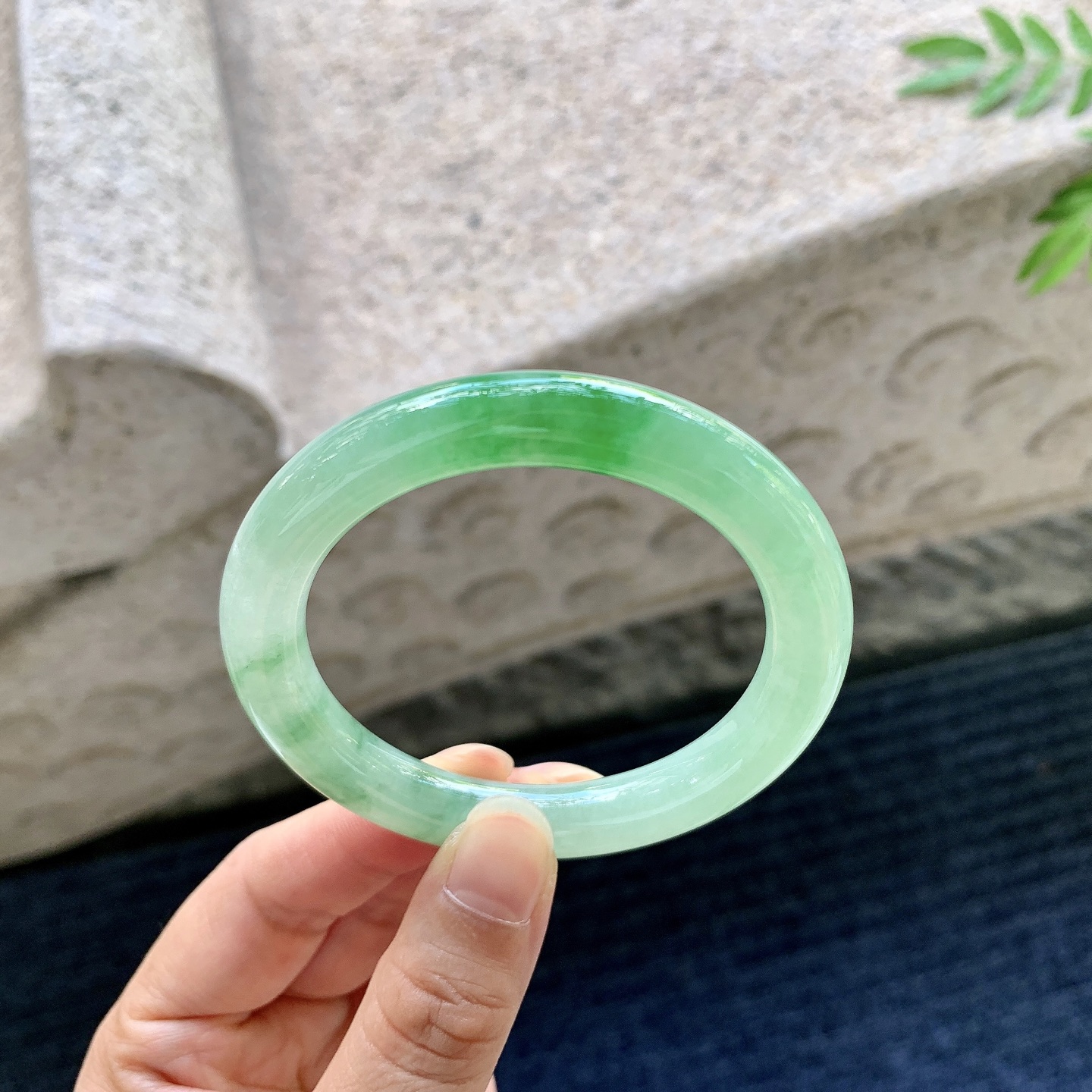圆条50 51,圈口51.5/8.7/9,编码A1082239,描述冰糯飘辣绿，水润，种老，细腻，打灯有絮线