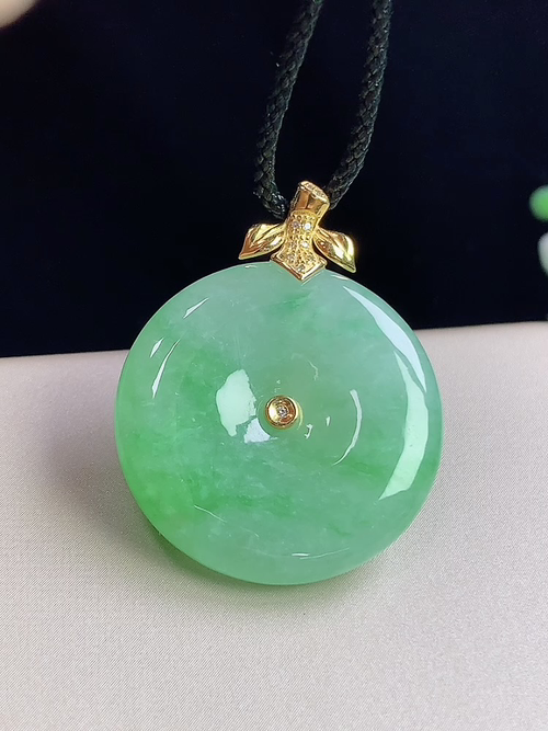 18k金镶飘绿平安扣，无裂，尺寸24.6-5.4mm，D21lhd