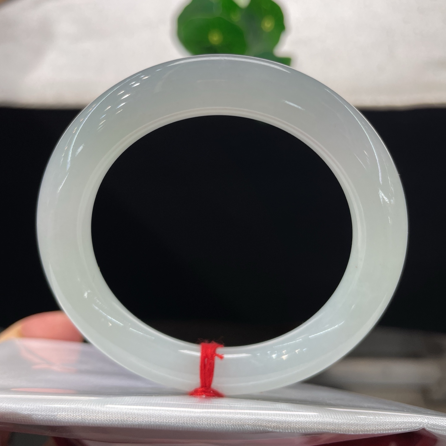 翡翠手镯 圈口51/9.5，白冰圆条，51/52可戴，冰肌凝素玉，圆镯揽清辉，不施粉黛，无裂