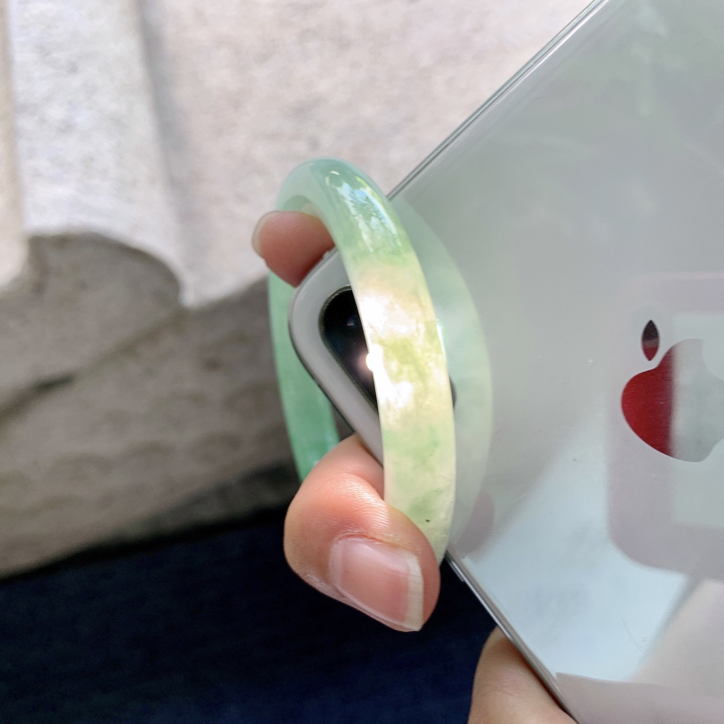 圆条50 51,圈口51.5/8.7/9,编码A1082239,描述冰糯飘辣绿，水润，种老，细腻，打灯有絮线