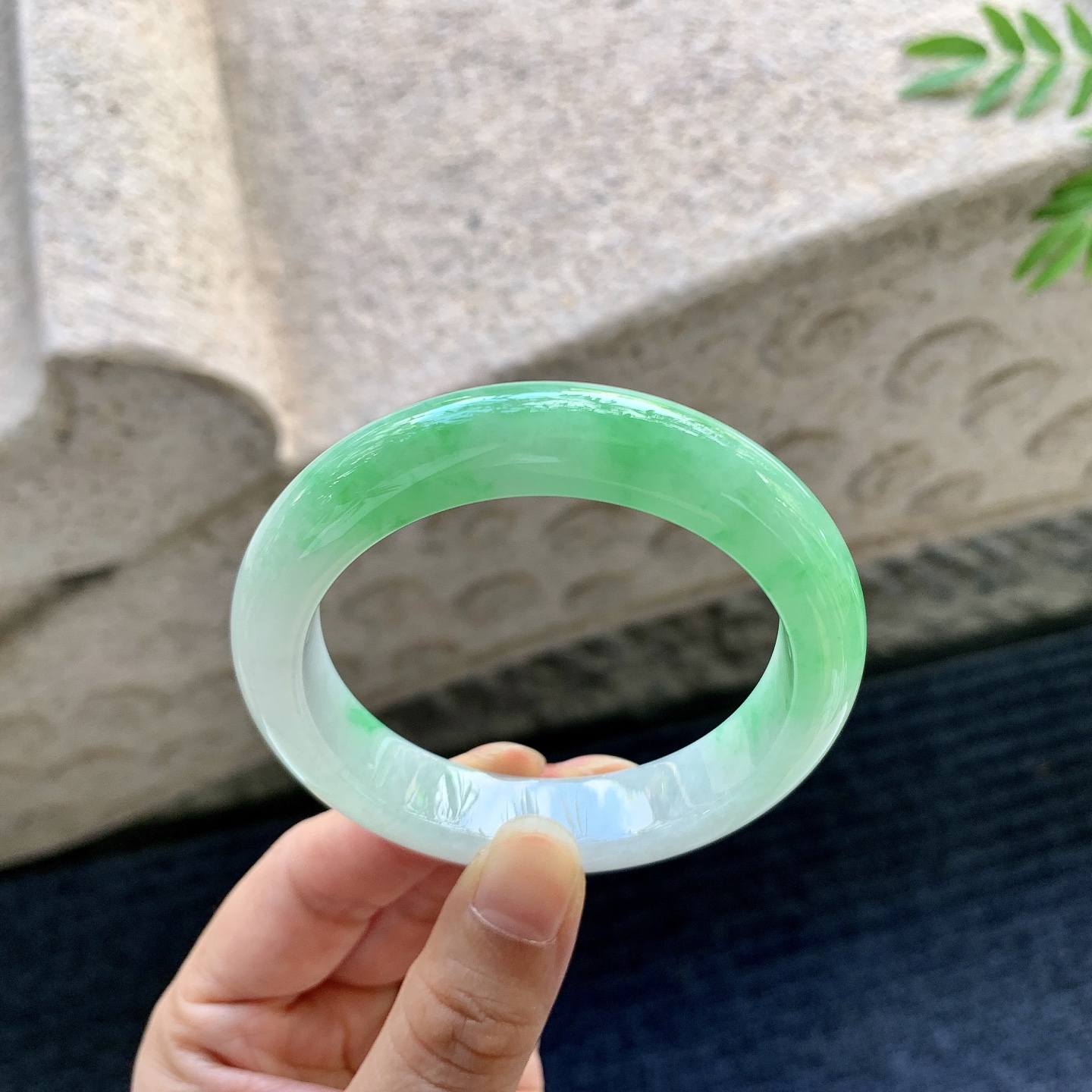 正圈52 53,圈口53/12/8.5,编码G9082222,描述糯冰阳绿，水润，种老，细腻，无裂