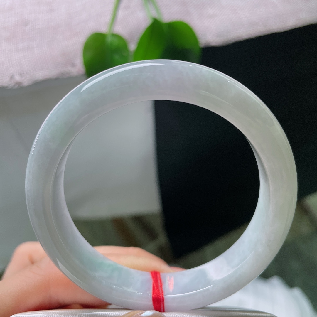 55.6/12/7.8，飘花正圈，一点晶体，光泽内敛柔和，柔光在镯面缓缓流动，没有刺眼强光，尽显玉石温润质感。ss57594a