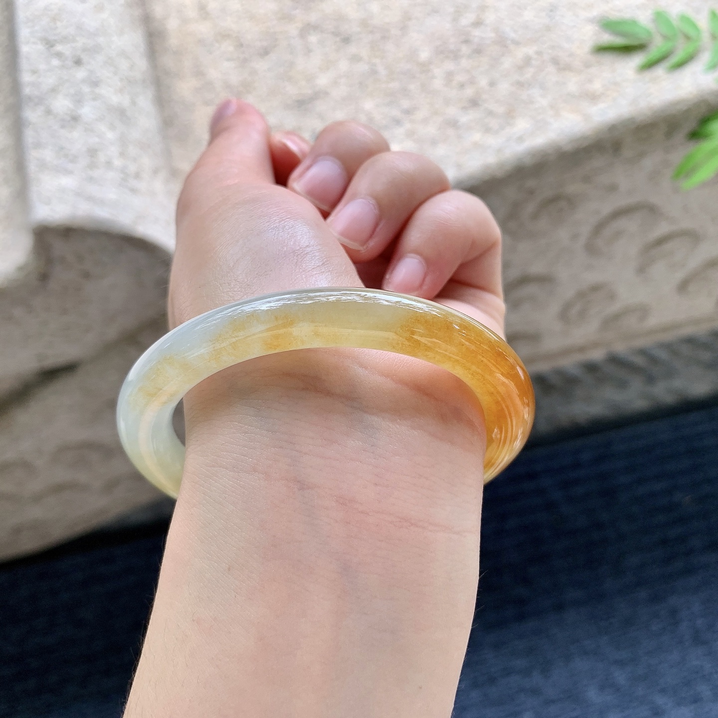 圆条56 57,圈口57.1/9/9.4,编码N2082209,冰黄翡，清透，水润，种老，细腻，无裂