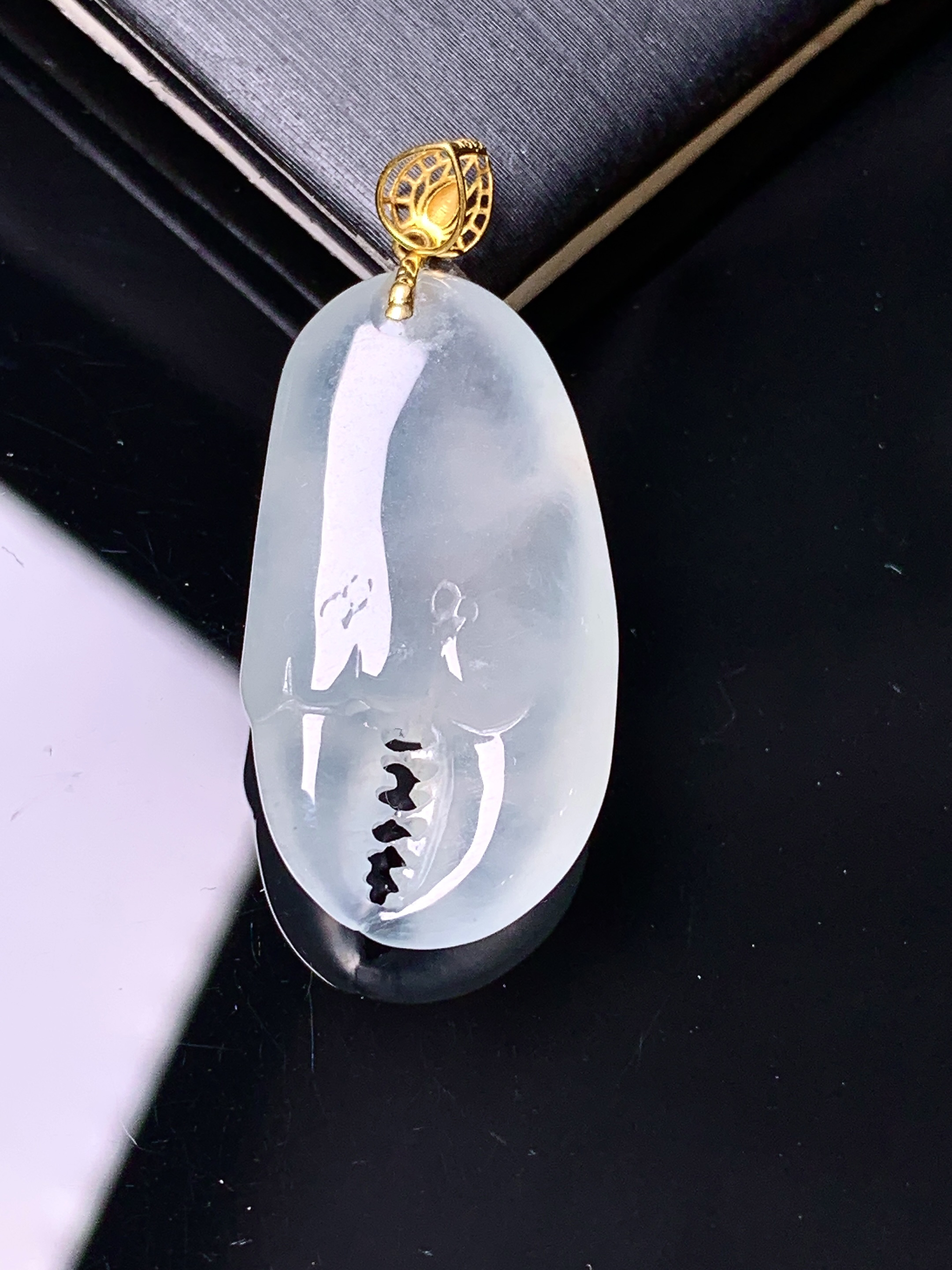18k金镶嵌冰种蟹钳吊坠 玉质细腻 色泽艳丽清新 水润亮眼 整体尺寸33.3*14.5*7.5 z2