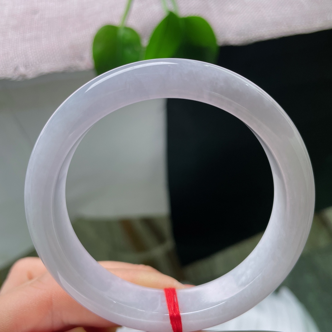 淡紫正圈，一点晶体，水光浅浅萦绕镯身，素净底色衬出手腕肤色，温柔又显气质。ss57598a