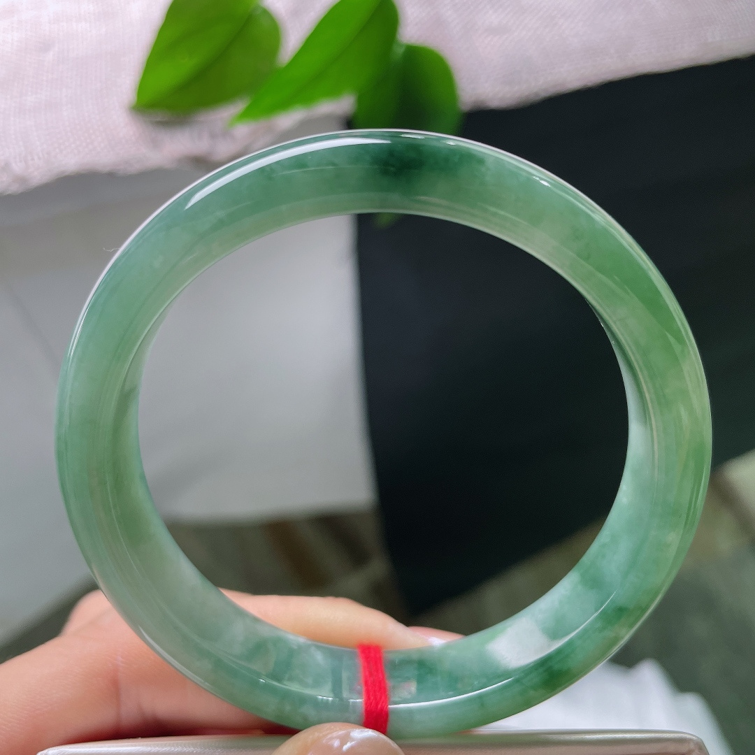 绿底正圈，浓郁温润的湖绿底色，不浮夸张扬，自带成熟内敛的雅致气质。ss57570a